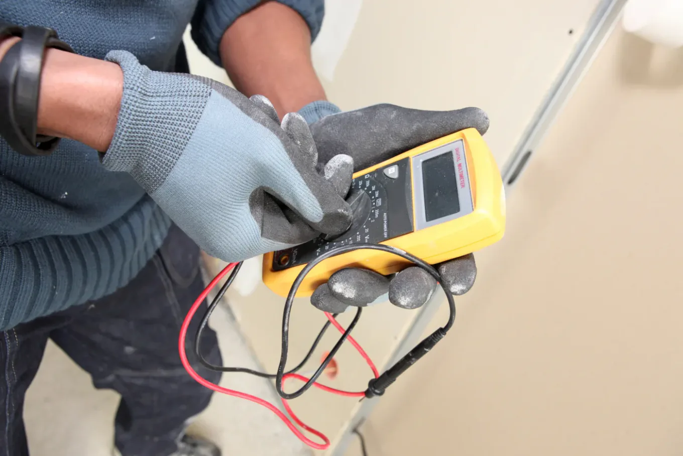 Mesure électrique sur un équipement en panne avant remplacement de la pièce